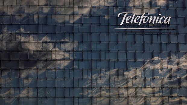 Los beneficios de Telefónica se hunden casi un 66% por el plan de bajas en España