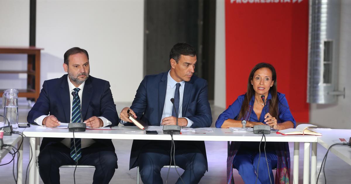 La exministra de Vivienda, Beatriz Corredor (dcha de la imagen) junto al presidente del Gobierno Pedro Sánchez (centro) y el titular de Transportes, Movilidad y Agenda Urbana