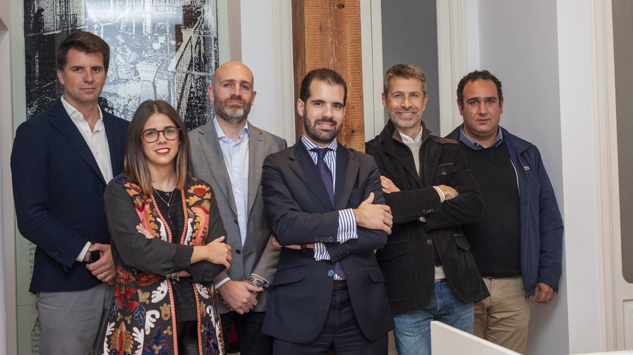 Borja A. Jiménez, director general de Sinerba (en el centro con chaqueta gris), con parte del equipo