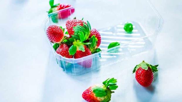 Crean un envase 100% reciclable que alarga la vida de las fresas