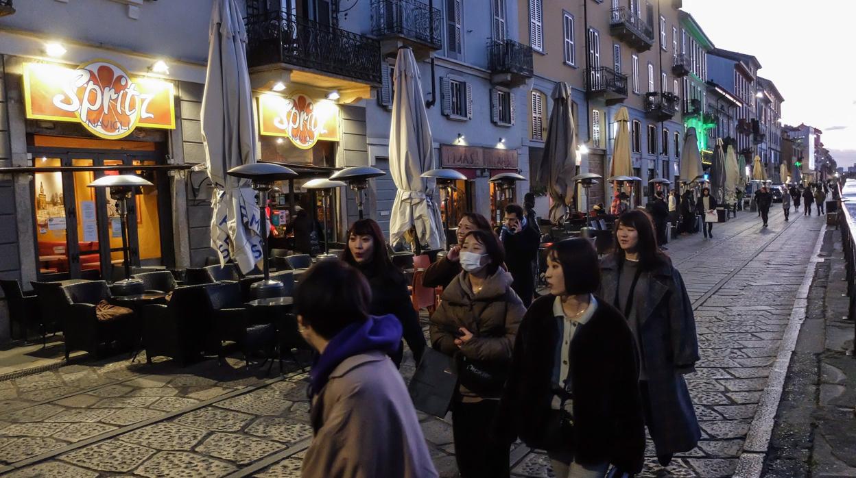 Un grupo de turistas pasea por una calle de Milán