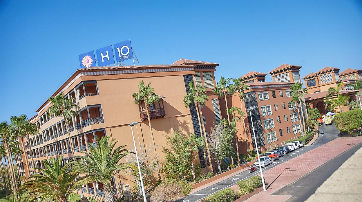 Imagen del hotel de Adeje (Tenerife) actualmente bajo cuarentena tras la aparición de varios casos de coronavirus