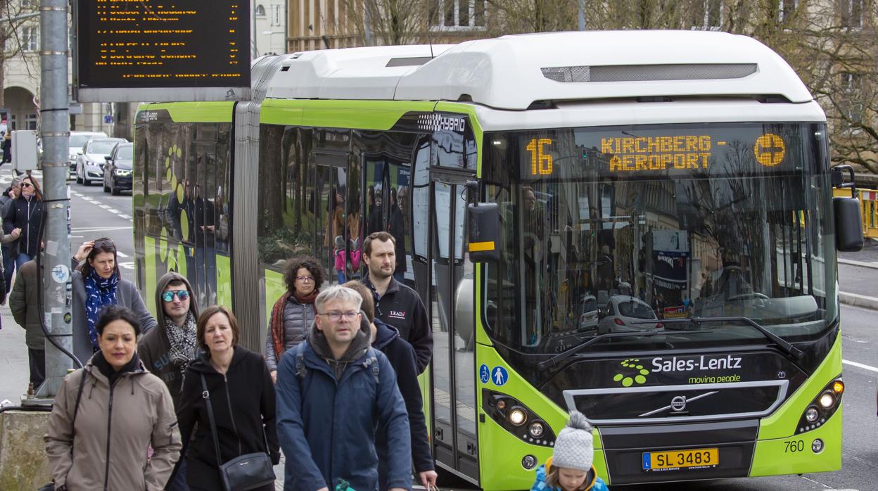 El actual gobierno luxemburgués estima el coste de la medida en unos 41 millones de euros, aunque sigue requiriendo que los pasajeros lleven una documentación que los identifique