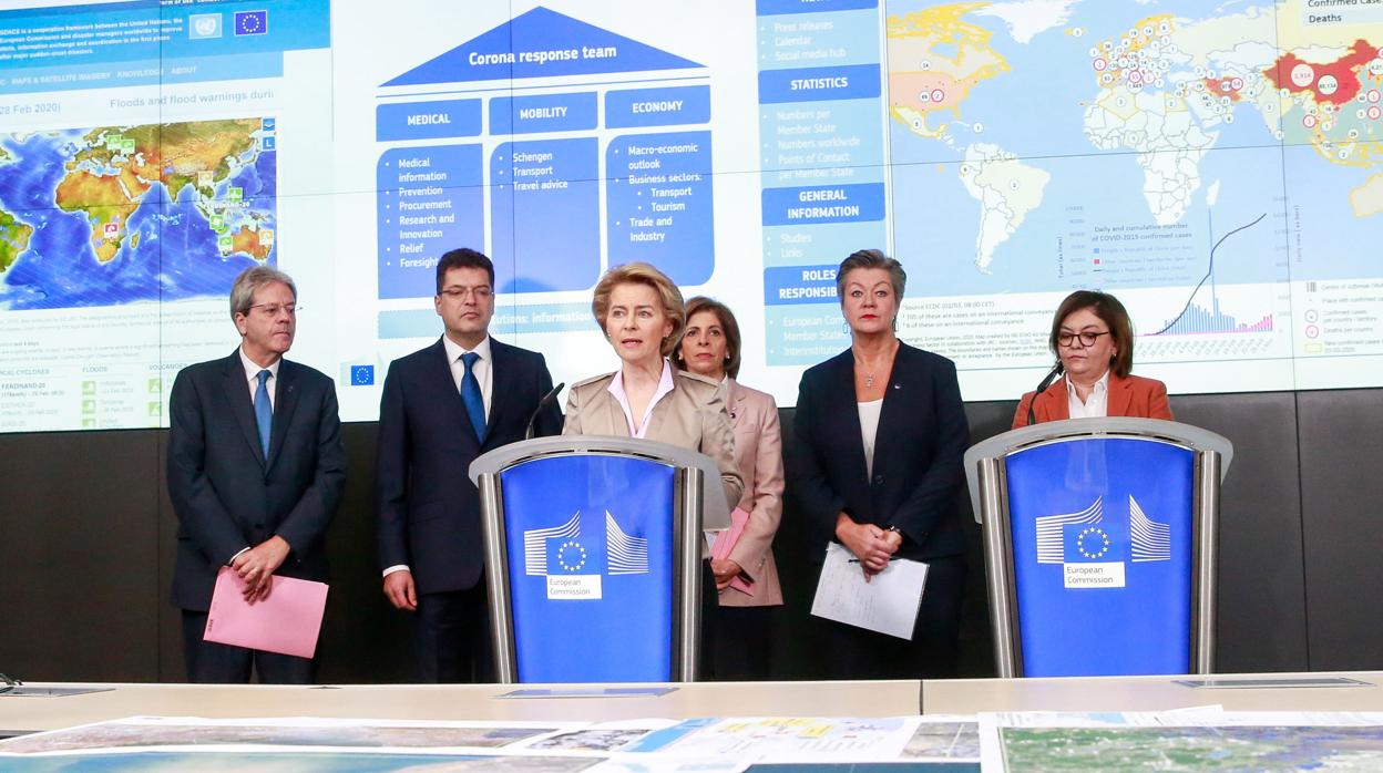 La presidenta de la Comisión Europea, Ursula von der Leyen (centro imagen) junto a los titulares de la Comisión Europea de Economía Paolo Gentiloni, de Transportes Ylva Johansson o el comisariado europea para Transportes, Adina- Iona Valean