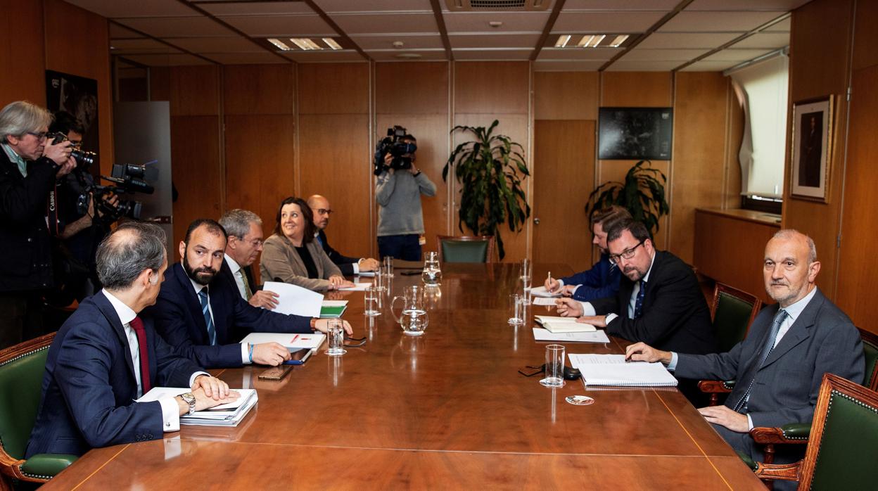 Reunión del secretario general de Industria y de la Pyme, Raúl Blanco, con los responsables de las comunidades afectadas