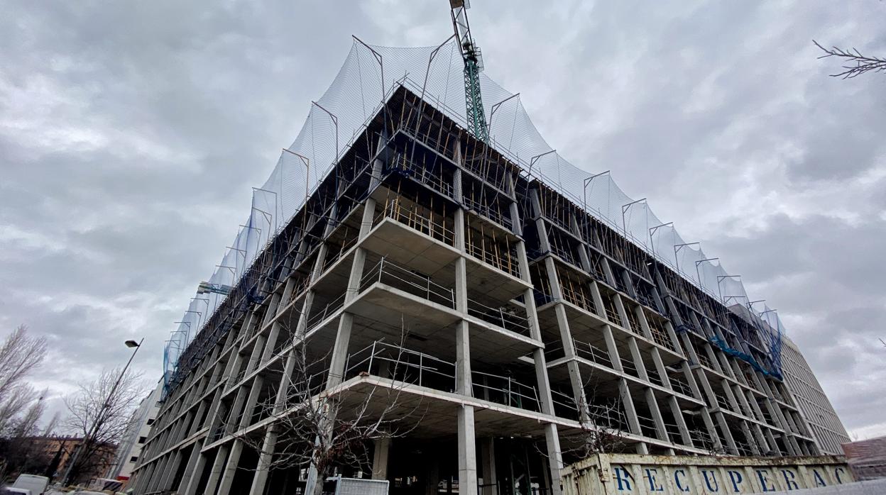 Un edificio de viviendas en construcción