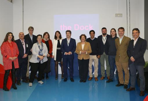 Representantes de IBM, Cisco y Airbus junto a empleados y socios de la startup 4i