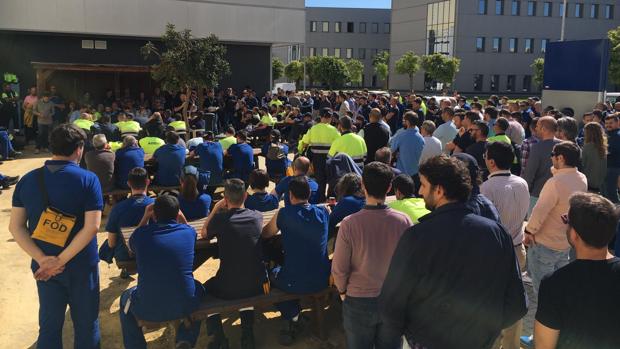 Trabajadores de Airbus en Sevilla secundan paros en sus centros contra el recorte de 216 empleos