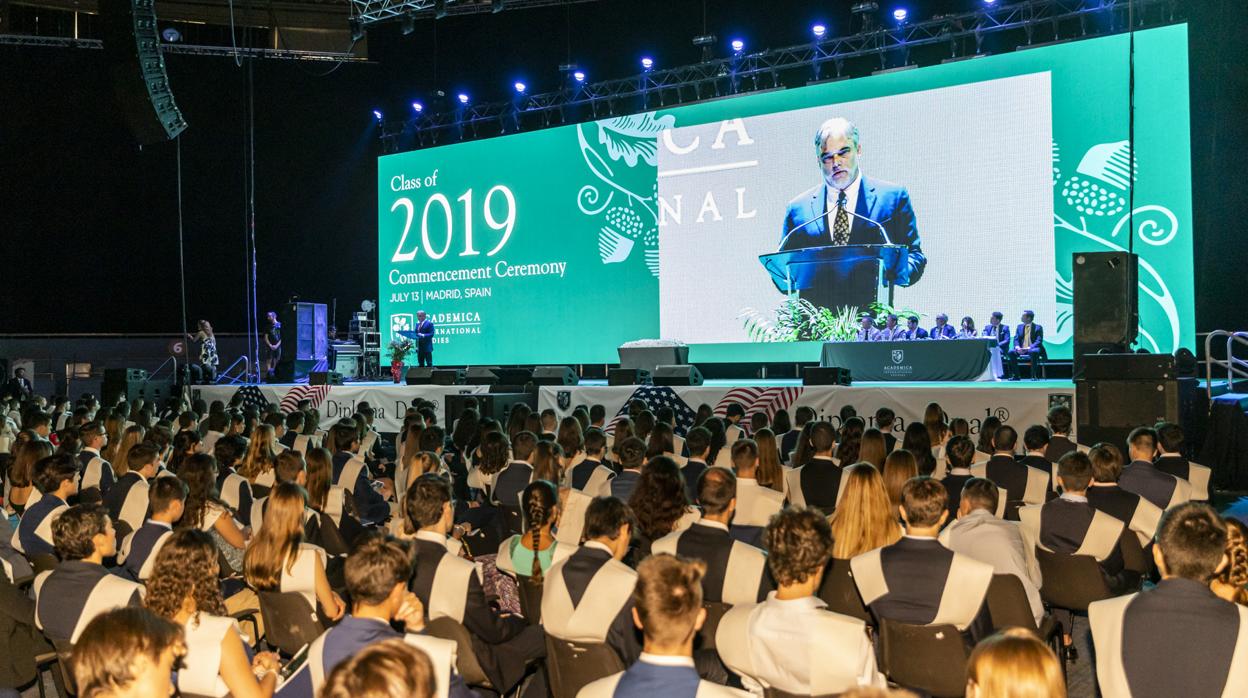 Imagen de la graduación de los alumnos de doble titulación en España, uno de los centros gestionados por Academica en Miami