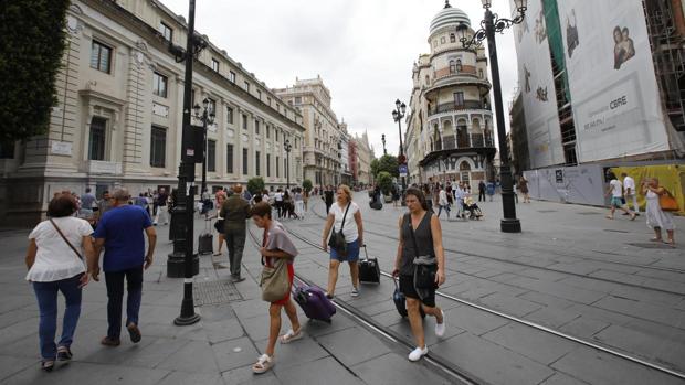 Un golpe severo para una economía de Andalucía que depende de turismo y servicios