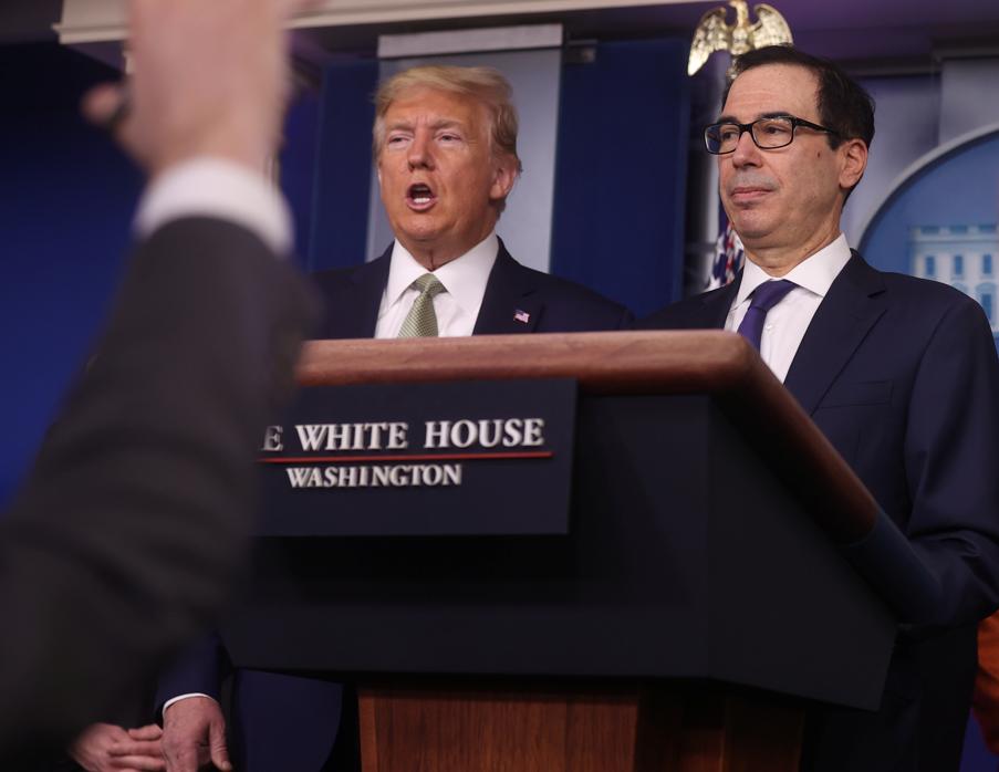 Donald Trump junto al secretario del Tesoro estadounidense, Steven Mnuchin