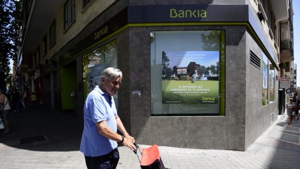 Bankia seguirá pagando a proveedores que ya no les prestan servicio a cambio de que no hagan despidos