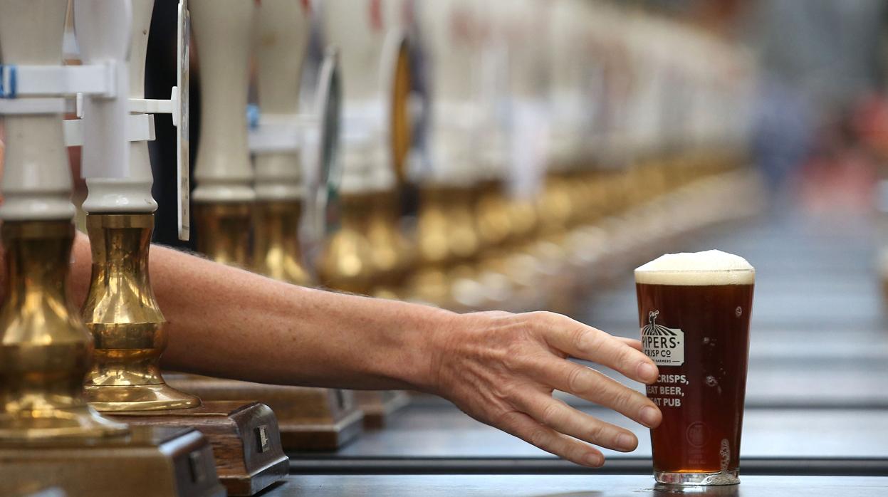 Un hombre va a recoger la cerveza que ha encargado