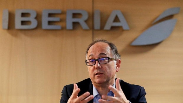 Iberia reduce a la mitad el sueldo de su presidente y abona un complemento a los afectados por el ERTE