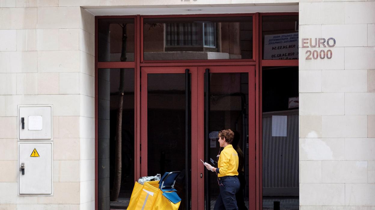 Los carteros acercan la comida y la cena al personal sanitario hasta las puertas de urgencias