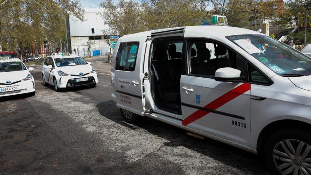 Los taxistas podrán pedir la prestación por cese de actividad si su taxímetro refleja una caída de ingresos