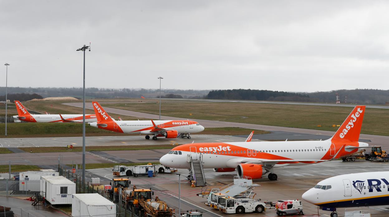 Crisis del coronavirus: Aviones de easyJet aparcados en el aeropuerto londinense de Luton