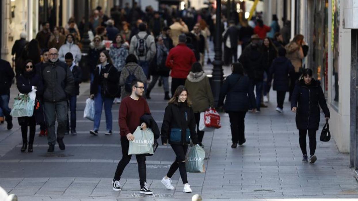 Compras en la calle durante las rebajas de invierno, antes de la crisis del coronavirus