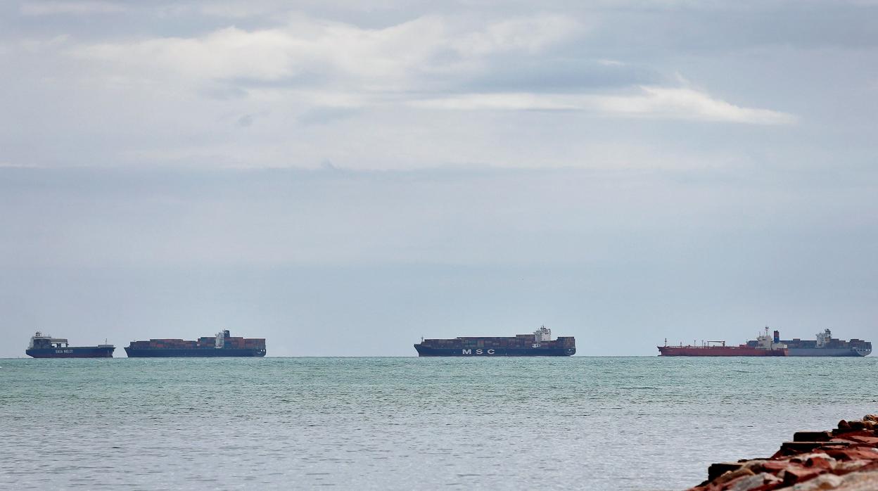 Varios barcos fondean ante el puerto de Valencia