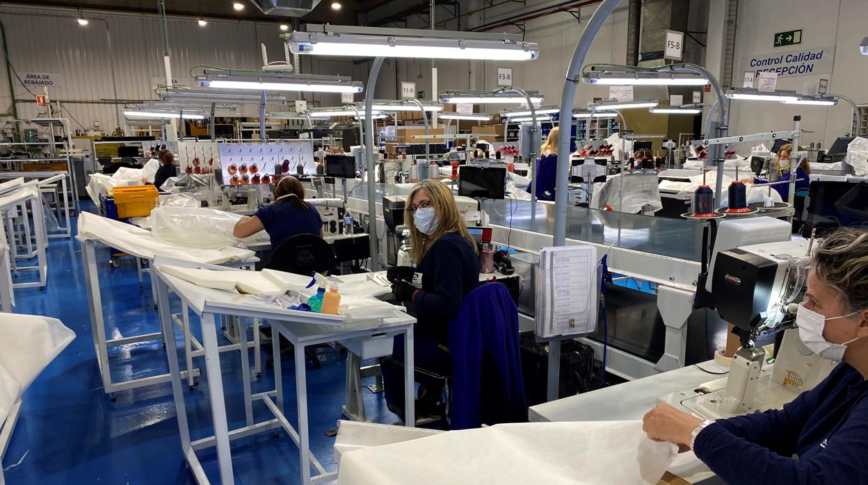 Fábrica del grupo Antolín en Valladolid, ahora dedicada a la producción de batas protectoras para el personal sanitario