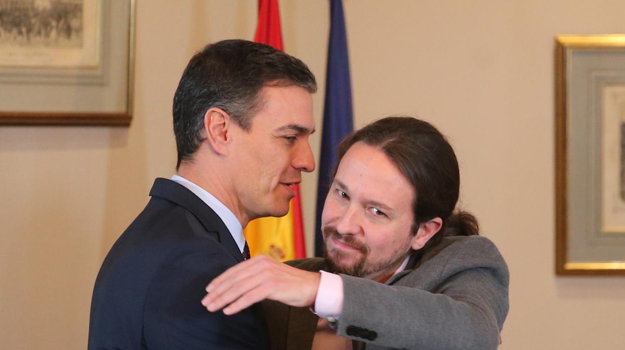 Momento en el que el presidente del Gobierno, Pedro Sánchez y el ahora vicepresidente, Pablo Iglesias, sellaron el pacto de coalición en noviembre de 2019