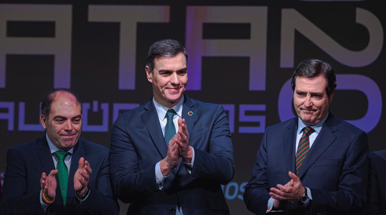 El presidente del Gobierno, Pedro Sánchez (centro) junto al máximo representante de CEOE Antonio Garamendi (dcha) y el presidente de ATA, Lorenzo Amor (izda)