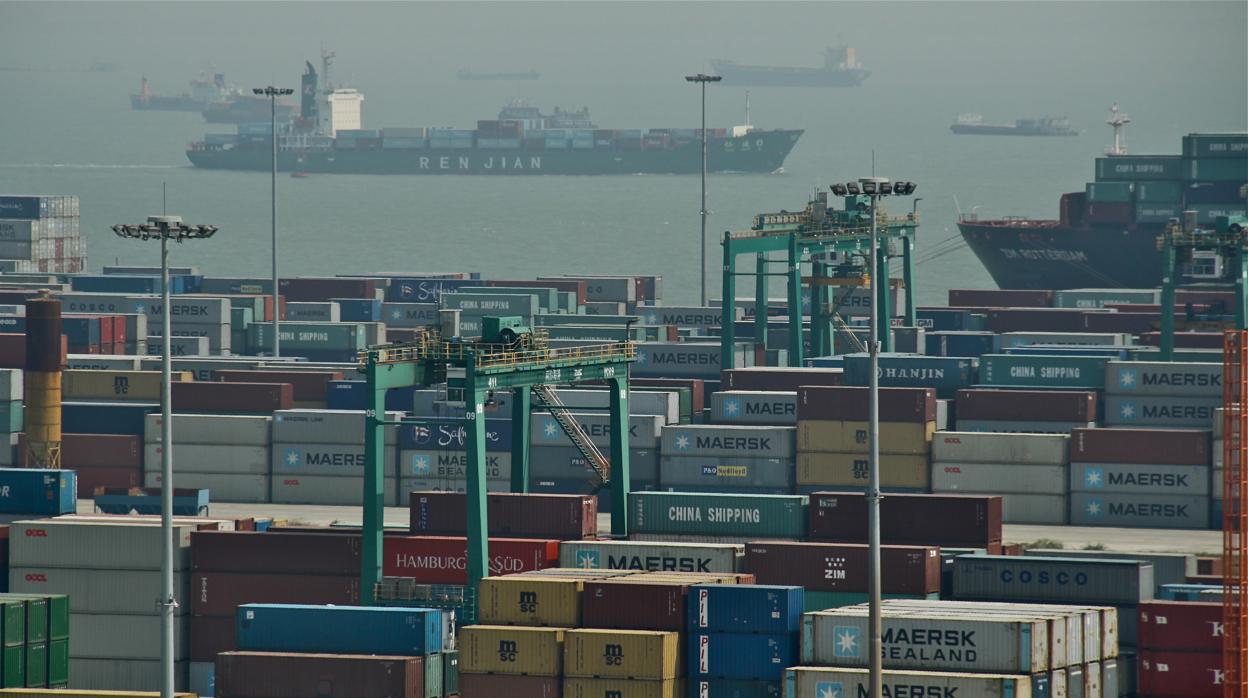 El puerto de Cantón (Guangzhou), en la imagen, es uno de los diez primeros del mundo en tráfico de contenedores de mercancías