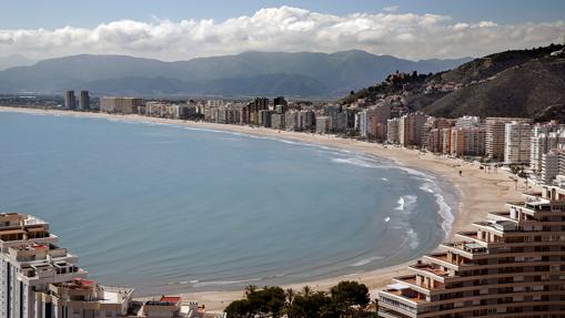 Vistas de Cullera y su principal playa desierta