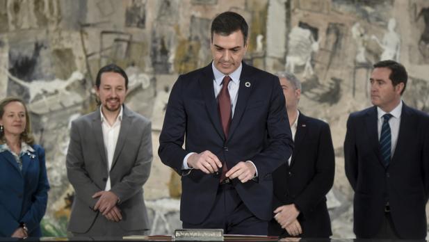 La CEOE desmiente a Pablo Iglesias y dice que no ha negociado ninguna renta mínima