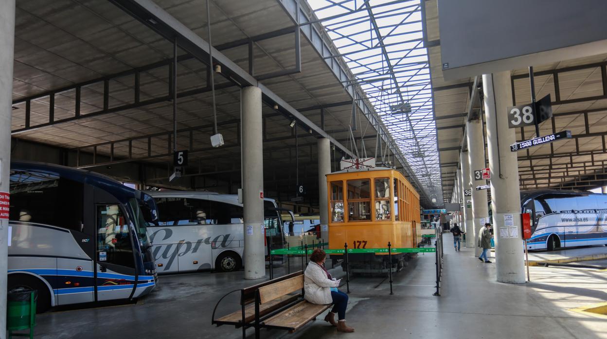 Ambiente en la estación de autobuses Plaza de Arma, en los días del estado de alarma y la cuarentena por la crisis del coronavirus