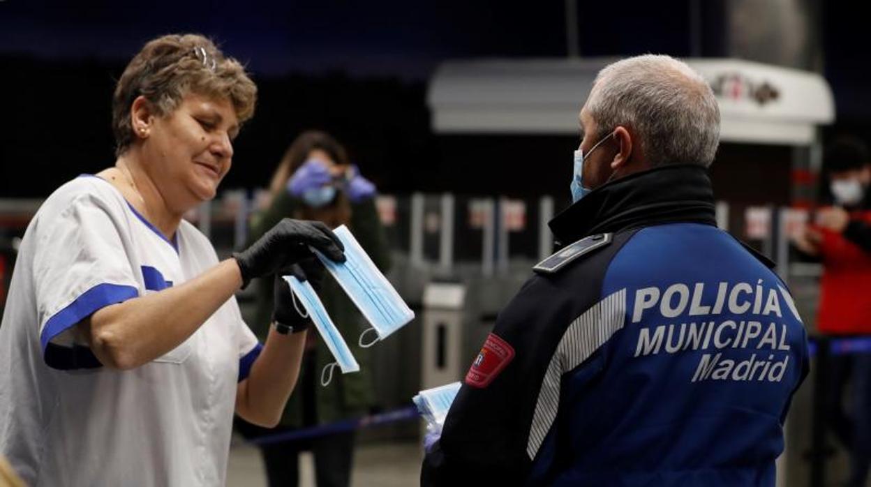 Coronavirus: Entrega de mascarillas en Madrid