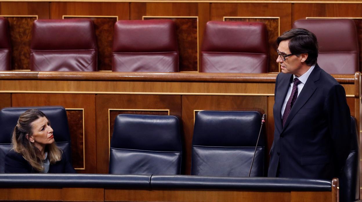 La ministra de Trabajo, Yolanda Díaz (izda) junto al ministro de Sanidad, Salvador Illa