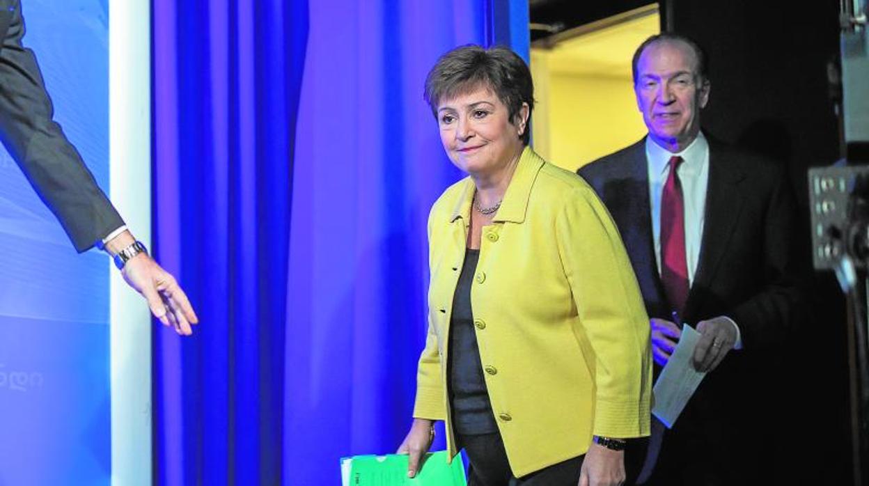 El presidente del Banco Mundial David Malpass (dcha) junto a su homóloga del Fondo Monetario Internacional (FMI) Kristalina Georgieva