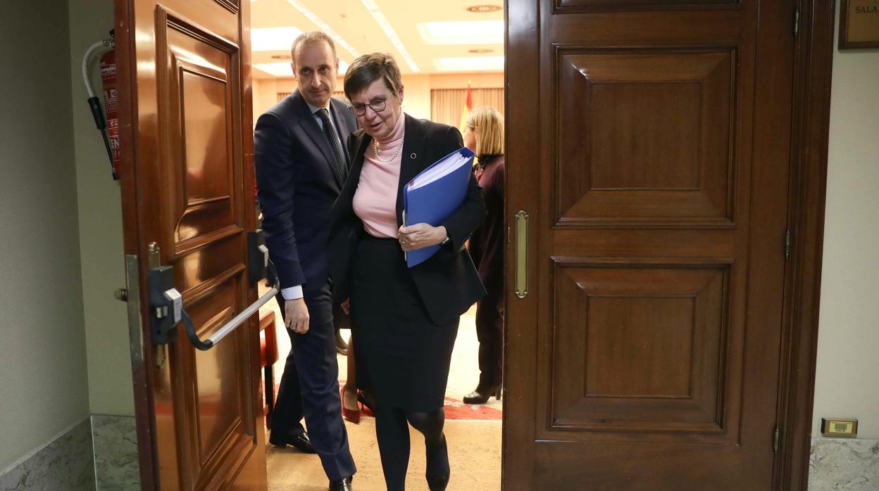 La presidenta de la JUR, Elke König, en el Congreso de los Diputados junto al presidente del FROB, Jaime Ponce