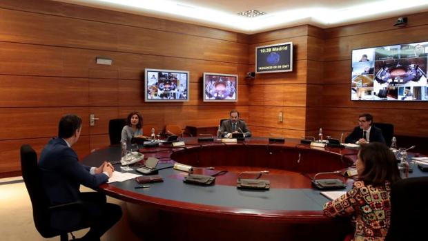 El Gobierno aprueba extender el teletrabajo dos meses más y admitir los ERTE en sectores esenciales