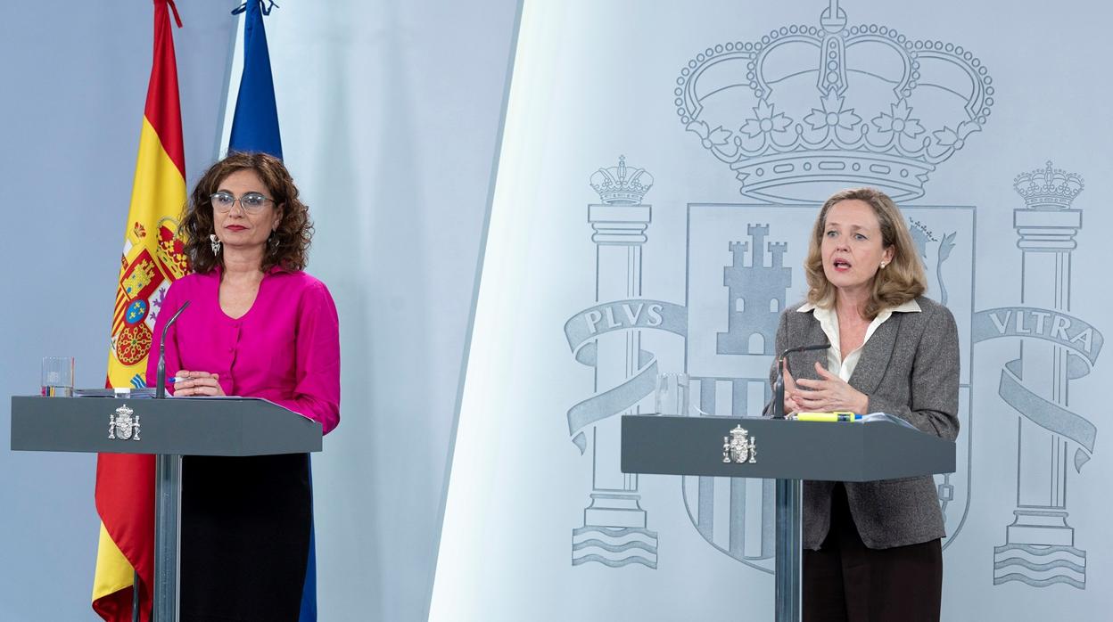 Las ministras de Hacienda (izda), María Jesús Montero y la vicepresidenta tercera y ministra de Asuntos Económicos, Nadia Calviño