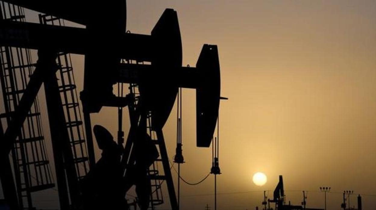 El petróleo recupera cierta normalidad y repuntan sus precios
