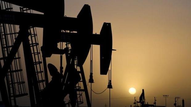 El petróleo recupera cierta normalidad y repuntan sus precios