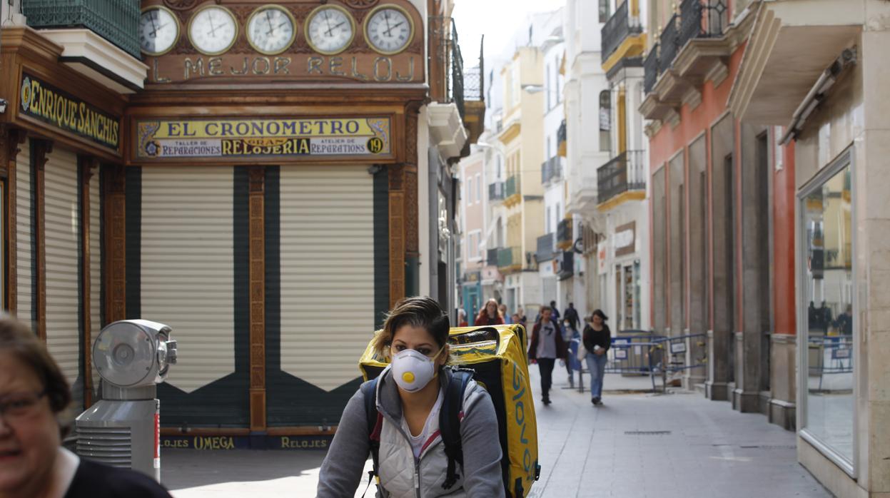 Aspecto de la Calle Sierpes de Sevilla con los negocios cerrados