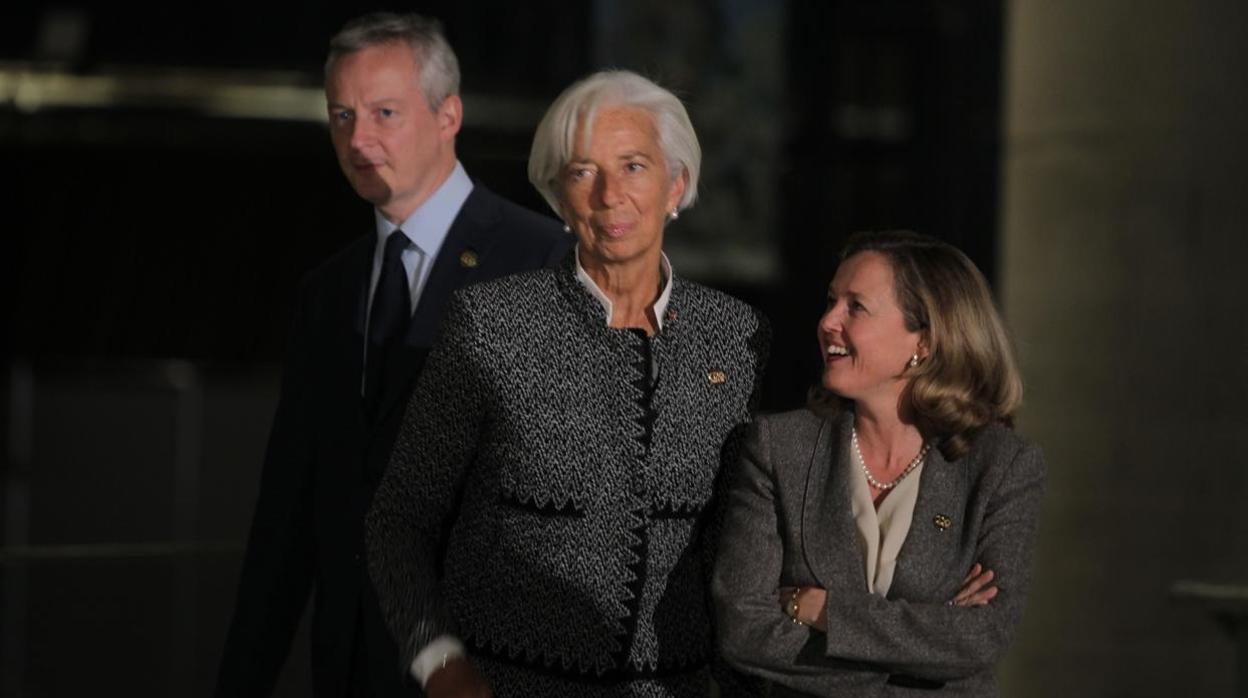 La presidenta del BCE, Christine Lagarde (izda) junto a la vicepresidenta tercera y ministra de Asuntos Económicos, Nadia Calviño