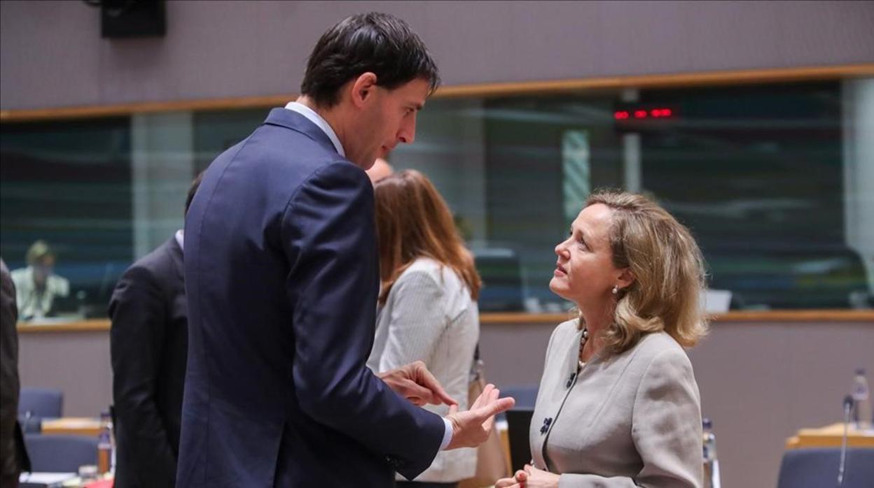 El ministro de Finanzas de Holanda, Wopke Hoekstra (izda) junto a su homóloga española Nadia Calviño (dcha)