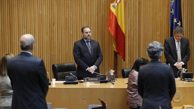 El Gobierno estudia obligar a los pasajeros de tren y avión a llevar mascarilla