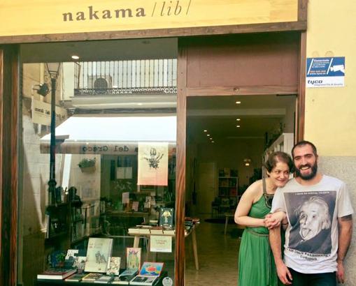 Rafael Soto y Miren Echevarría, socios de Nakama Librería (Madrid) posan en la puerta del local, abierto en diciembre de 2015. «Vienen meses muy difíciles, pero vamos a darlo todo para seguir existiendo», dicen