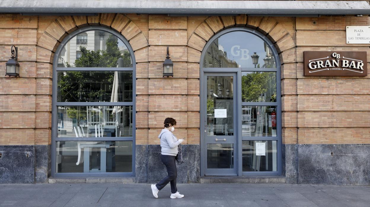 Dos metros de distancia y pago con tarjeta en la apertura de comercios