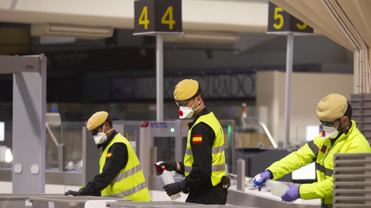 Efectivos de la UME desinfectan el aeropuerto de Sevilla donde apenas hay actividad