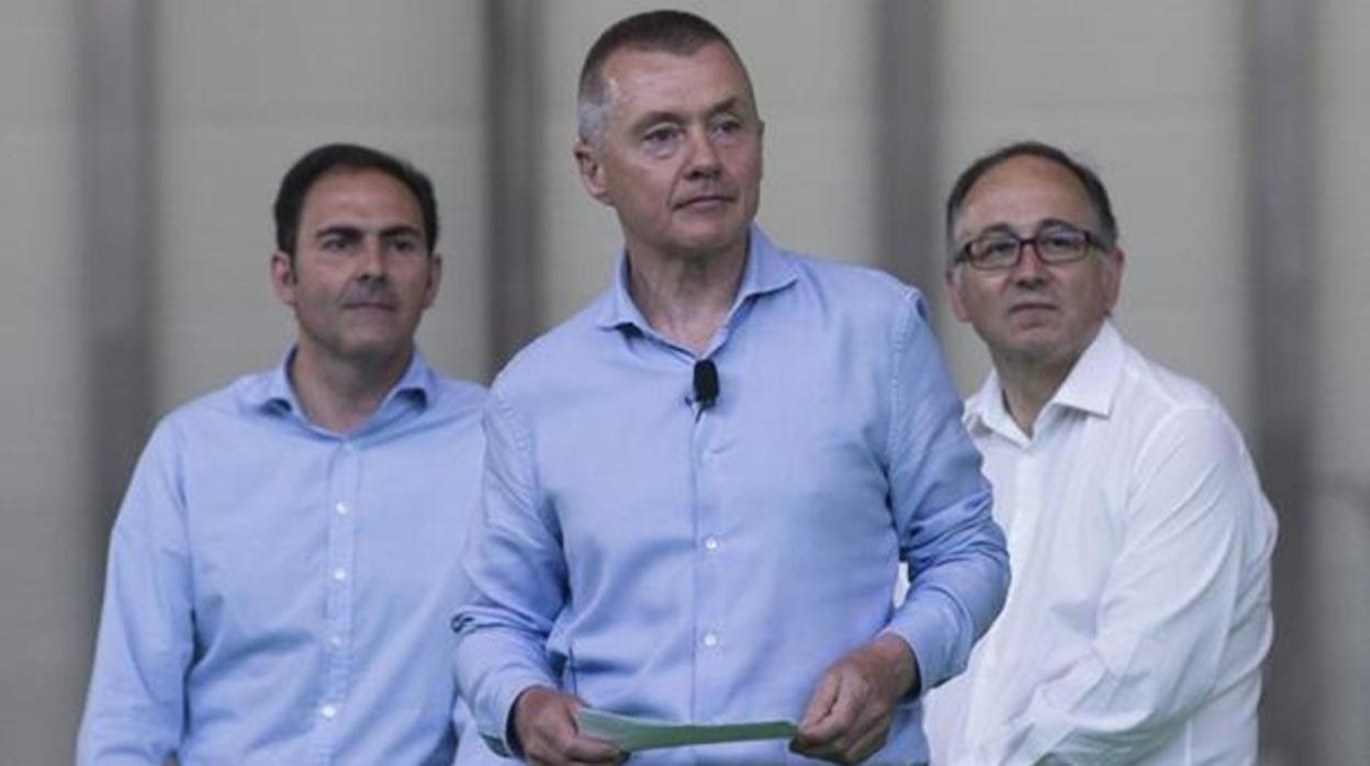 El consejero delegado de IAG, Willie Walsh (c), el presidente de Iberia Luis Gallego (d) y el presidente de Vueling, Javier Sánchez-Prieto (i)