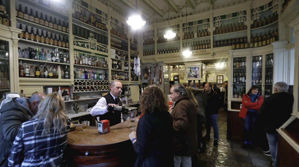 Interior del Bar «El Rinconcillo» en el centro de Sevilla