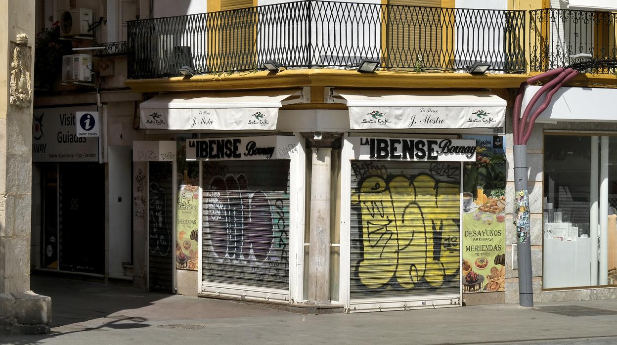 Turismo, comercio, ocio y hostelería ven inviable reabrir con el plan de desescalada del Gobierno