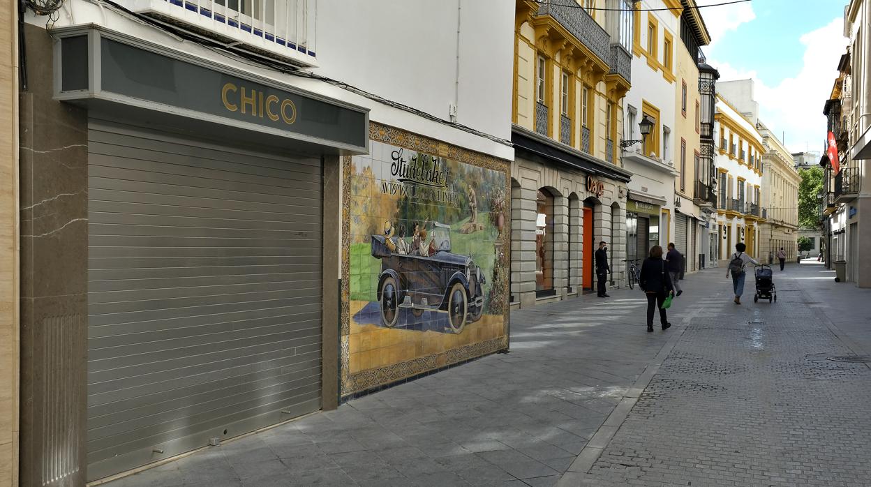 Persianas cerradas en una calle comercial de Sevilla