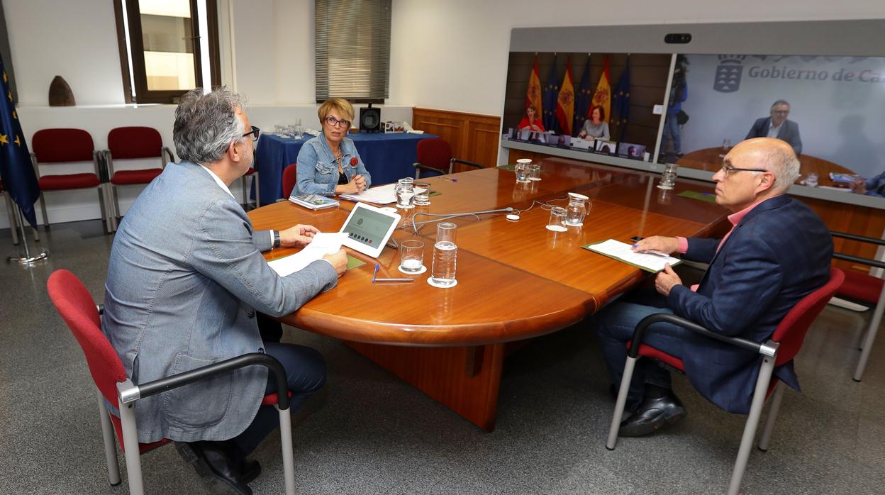 El presidente del Gobierno de Canarias, Ángel Víctor Torres (izda) durante la reunión que mantuvo este lunes con la ministra de Trabajo, Yolanda Díaz